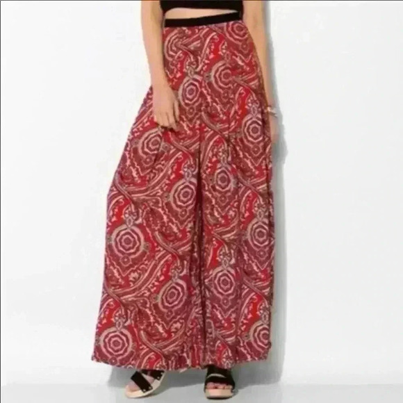 UO Staring At Stars Women’s Lightweight Red Paisley Wide Leg Boho Pants Size 2 - Picture 1 of 12